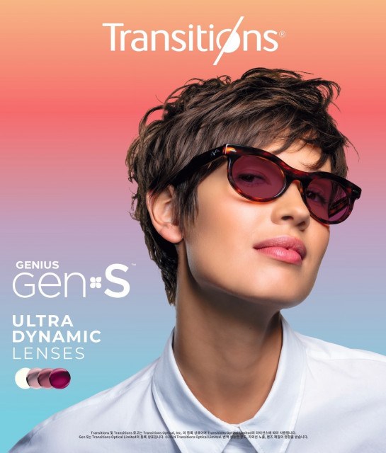 트랜지션스 Gen S 변색렌즈 - 진한 와인 컬러로 변색된 선글라스를 착용한 모델