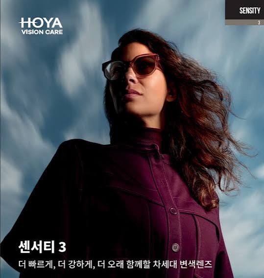 호야 센서티3 변색렌즈 - 야외에서 선글라스 색상으로 변한 렌즈를 착용한 모델