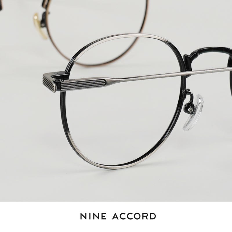 NINE ACCORD 티타늄 안경테 - 로고가 새겨진 프레임 클로즈업, 안경매니져 두정점
